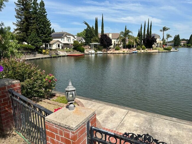 Building Photo - North Stockton 4 Bedroom 3 Bath Home