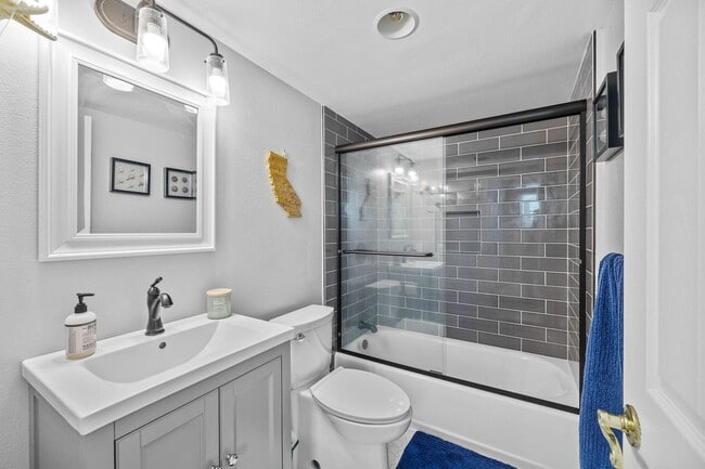 Building Photo - Large townhome in Huntington Beach!