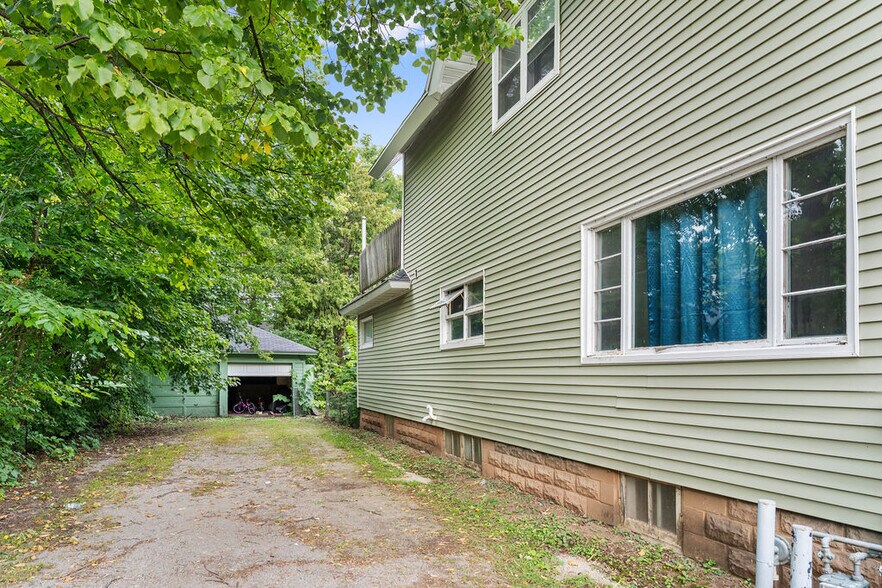 Building Photo - 1126 Elmwood Ave