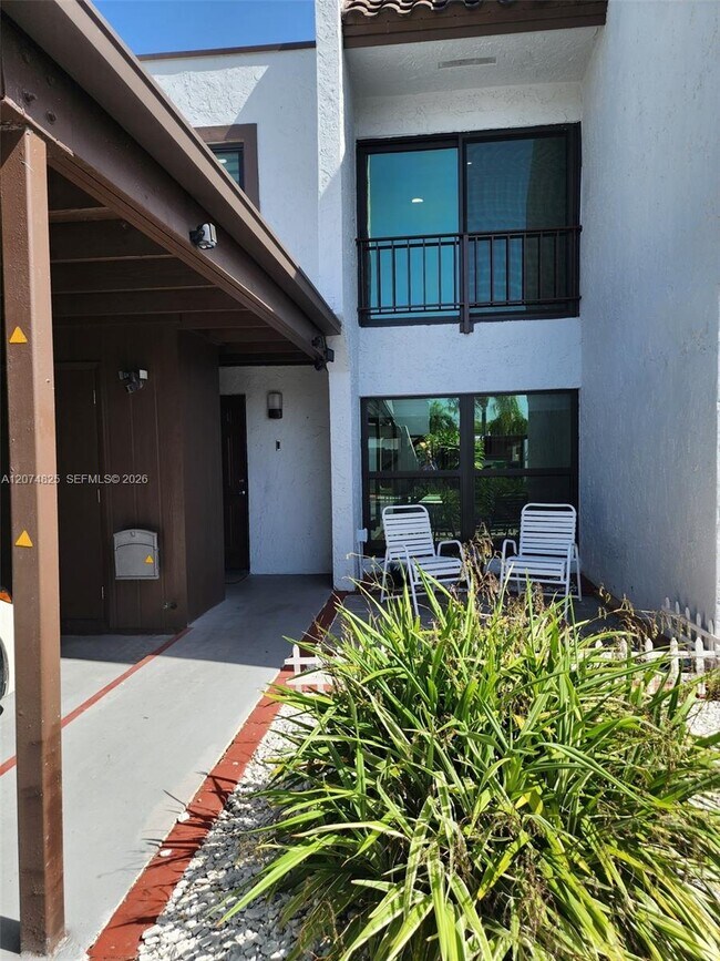 Building Photo - 6518 Kendale Lakes Dr