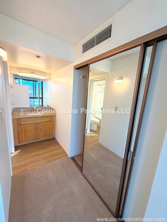 Building Photo - 990 Ala Nanala St