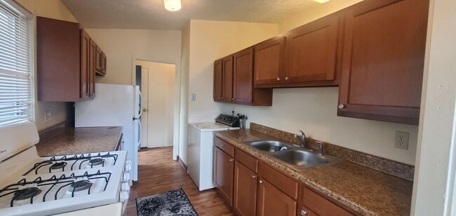 Building Photo - Finleyville 3 Bedroom 1.5 Bath Ranch $1,50...
