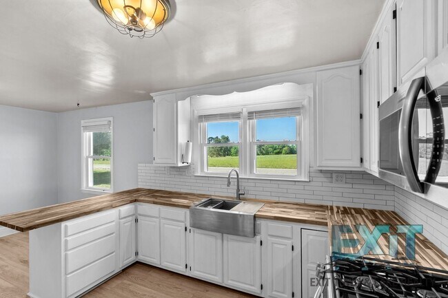 Building Photo - Country Feel, Modern Updates – 3BR Home on Quiet Road Just Outside of South Hill
