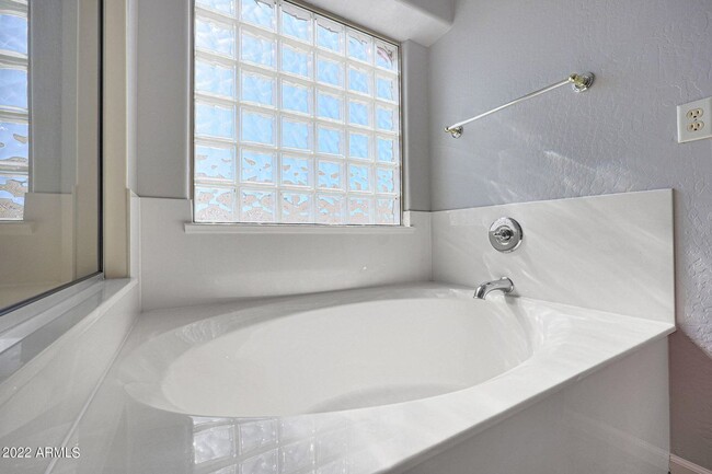 Building Photo - Gorgeous 5 Bedroom home with 3 Bathrooms and 3 car garage in Tolleson