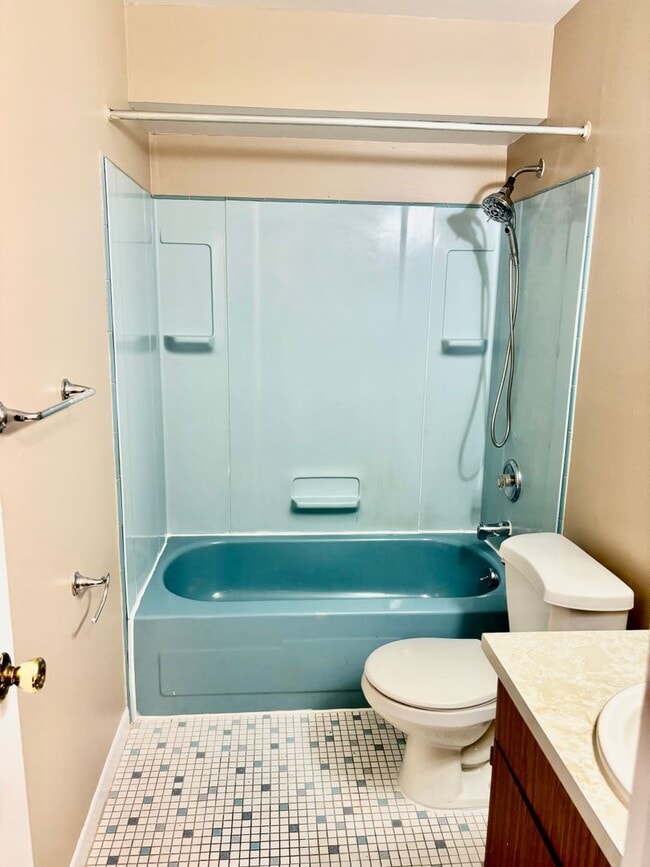 Building Photo - 1 Bedroom, 1 Bathroom Condo located in the...