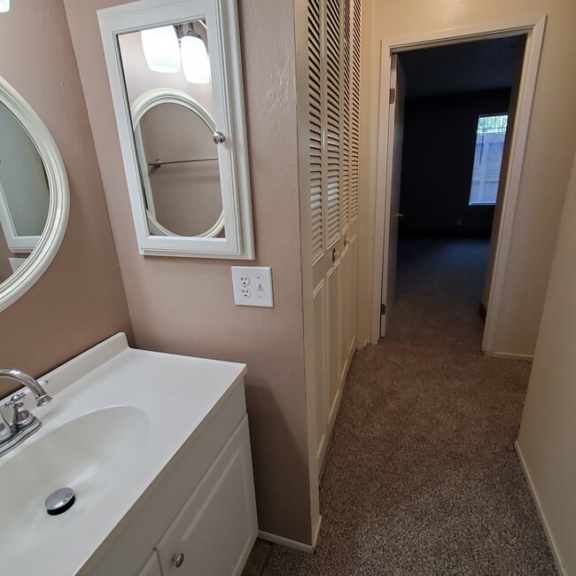 Building Photo - Convenient Livermore 1bd/1ba Ground Floor Condo- Available in April