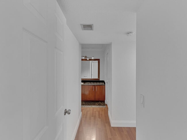 Building Photo - 359 Lakeview Dr