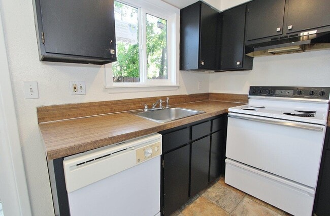 Building Photo - 804 W 7th St