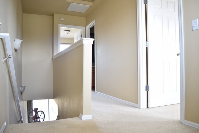 Building Photo - 3335 SE Midvale Dr