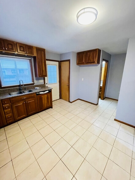 Building Photo - 8560 W Villard Ave