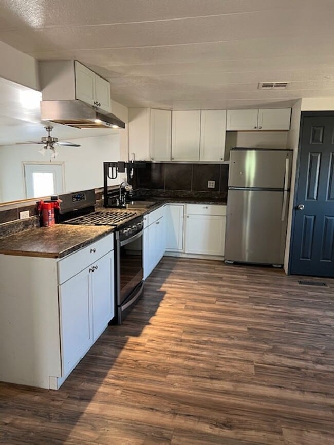Building Photo - Cozy 2 Bedroom