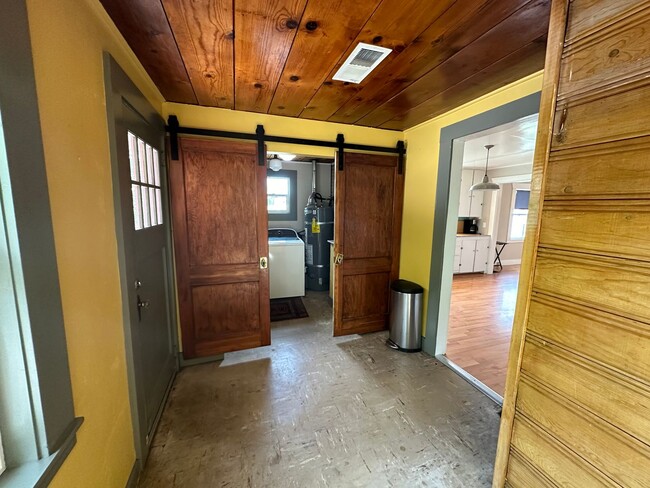 Building Photo - Adorable 2 Bedroom One Bathroom Home Close...