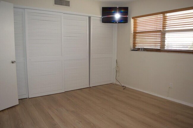 Building Photo - 5200 NE 24th Terrace