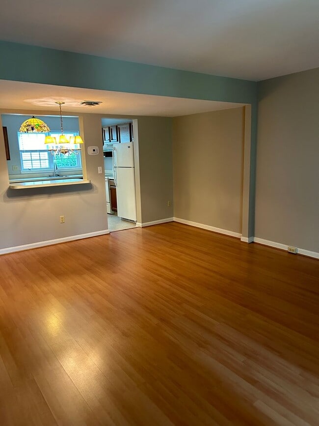 Building Photo - 2 bedroom 1.5 bath townhouse