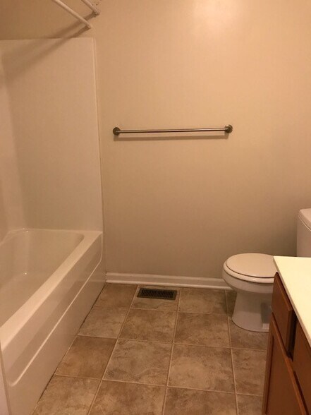 Hall bath - 837 Whitetail Ct