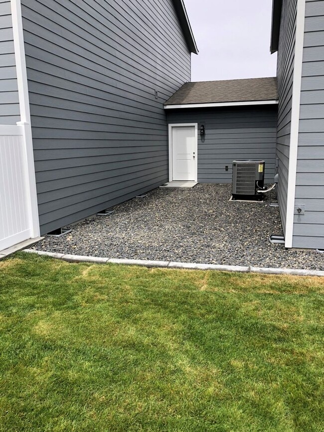 Building Photo - 522 Bedrock Loop