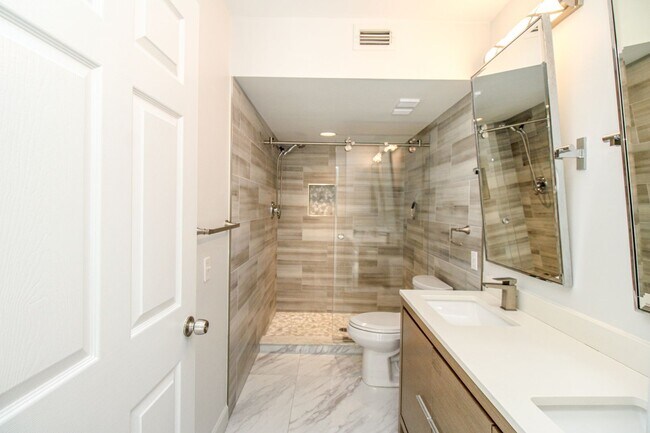 Building Photo - 2/2 REMODELED UNFURNISHED CONDO 1ST FLOOR ...