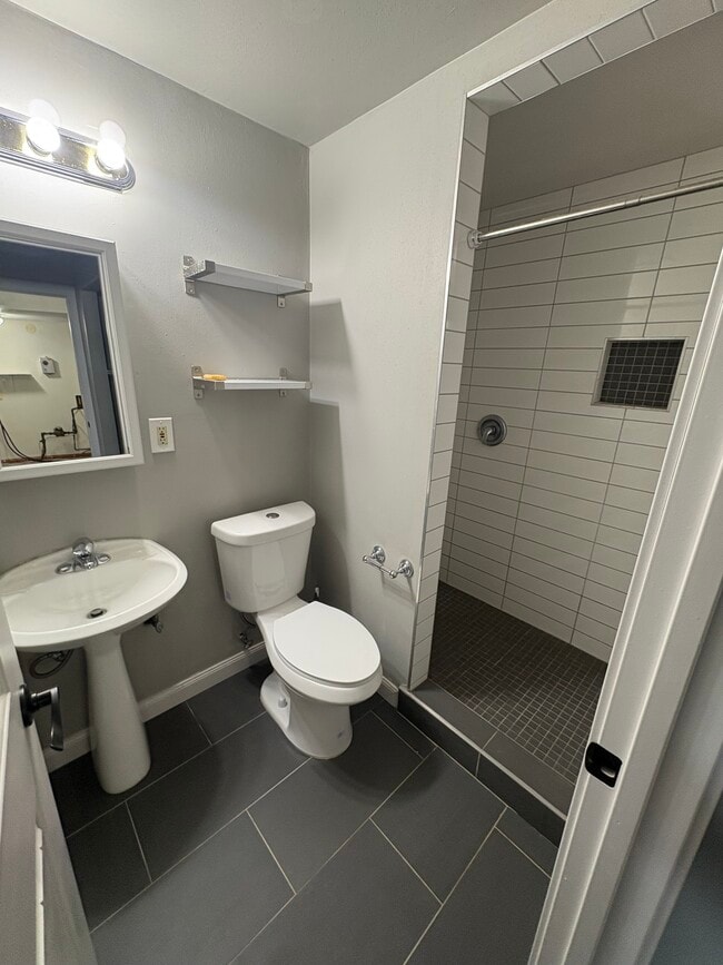 Building Photo - 1228 W Cleveland Ave