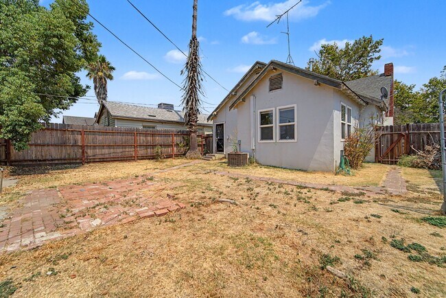 Building Photo - 1122 I St