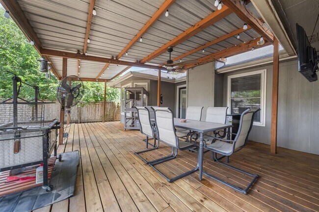 Building Photo - 301 Zebra Dr