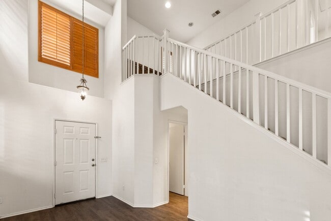 Building Photo - Beautiful 3BD/2.5BA In The Highly Coveted ...