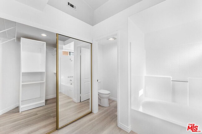 Building Photo - 37105 Zinnia St