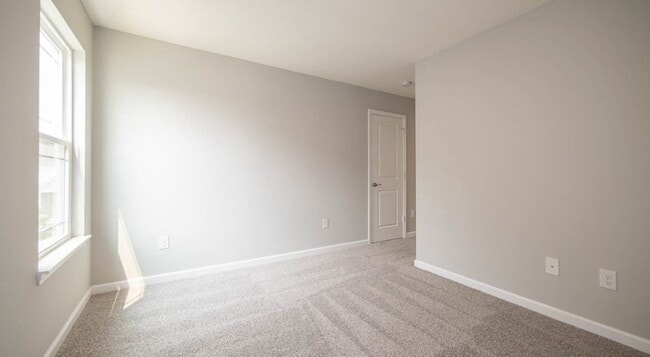 Building Photo - 4 Bed 2.5 Bath