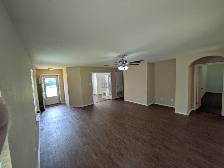 Building Photo - 133 Carolyns Way