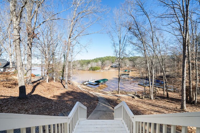 Building Photo - Lakefront Oconee Home