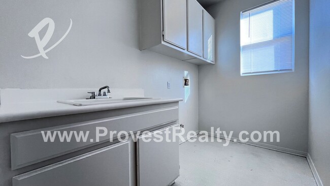 Building Photo - 4 Bed, 2.5 Bath Victorville Home!