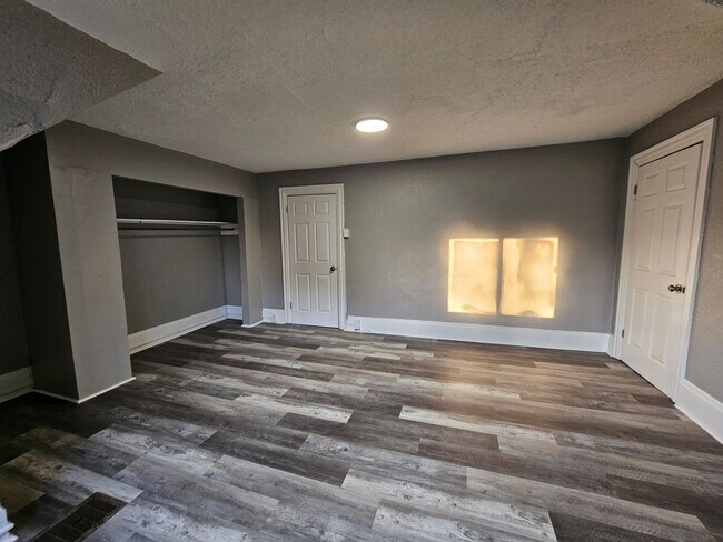 Building Photo - Newly updated 3 bedroom 1 bath apartment in the Northside!