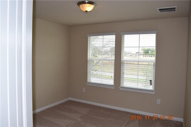 Building Photo - 313 N Heatherwilde Blvd