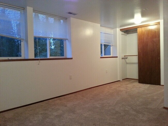 Building Photo - Ideal Split-Level Lake Hills Home