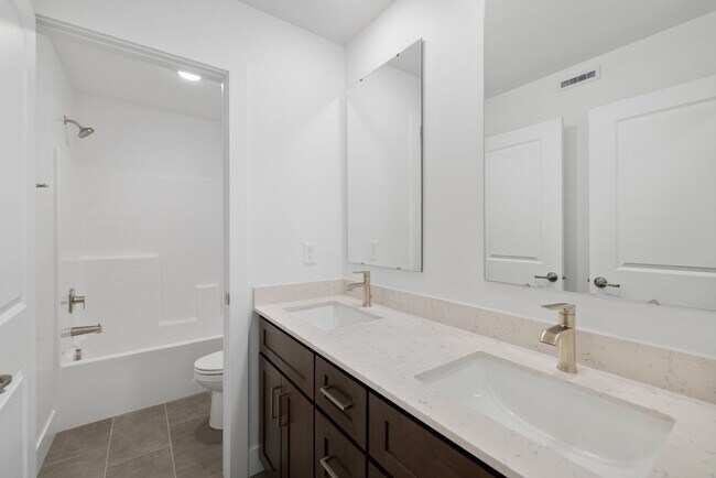 Building Photo - Move-In Ready Elegance - 4 Bedrooms! Pet Fridley!