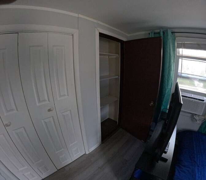 Building Photo - 723 Sharon Ave