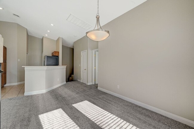 Building Photo - Charming Two-bedroom townhouse in Northwest