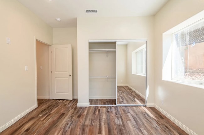 Building Photo - 3258 1/2 Dundas St. Los Angeles