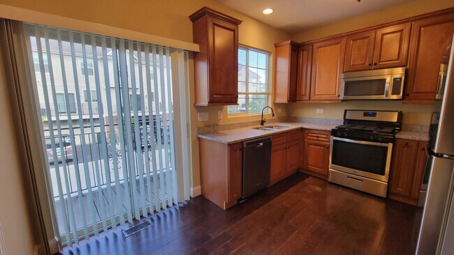 Building Photo - STUNNING LUXURY TOWNHOME 3 BEDROOM, 2 FULL...