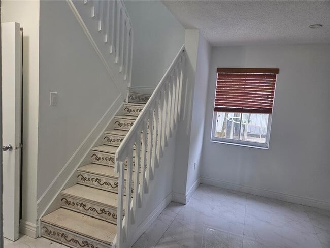 Building Photo - 7000 SW 39th Ct