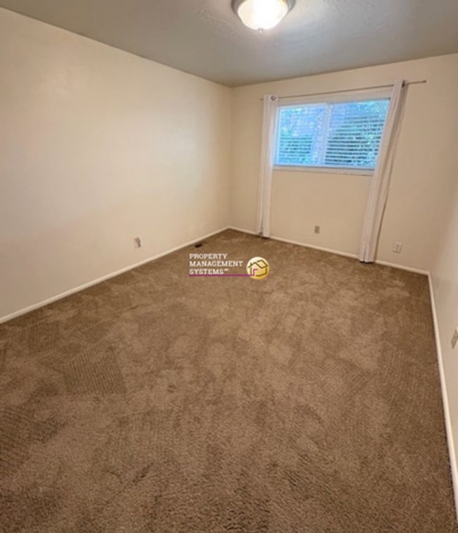 Building Photo - 4 Bedroom / 3 Bath Home in Sandy!