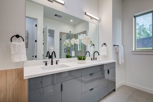 Building Photo - 6742 Peerless St