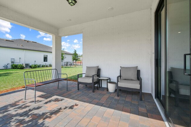 Building Photo - 758 SE Courances Dr
