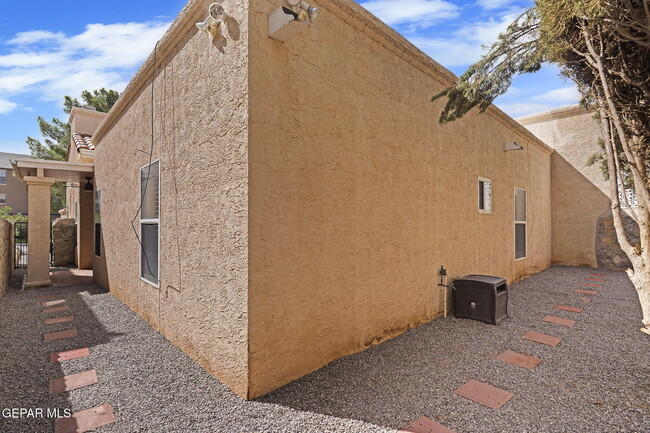 Building Photo - 143 N Alto Mesa Dr