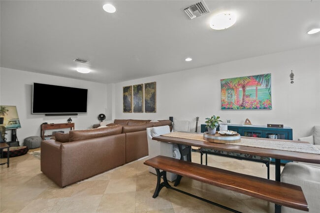 Building Photo - 732 NE 15th Ave