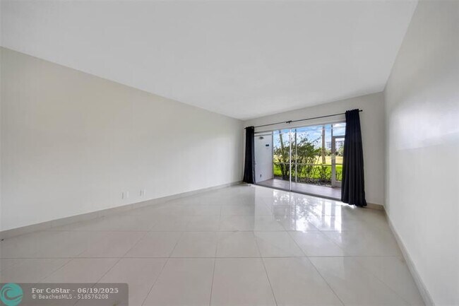 Building Photo - 2850 N Palm Aire Dr