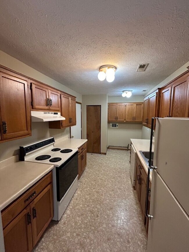 Building Photo - New Listing in Albion, Indiana!