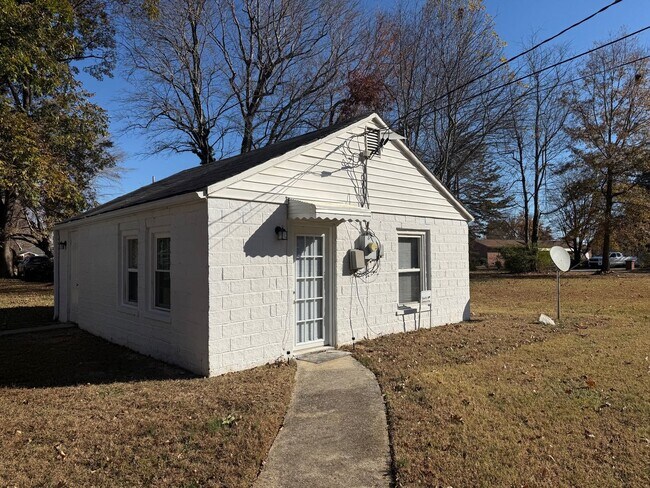 Building Photo - One bedroom, 1 bath house in Mebane