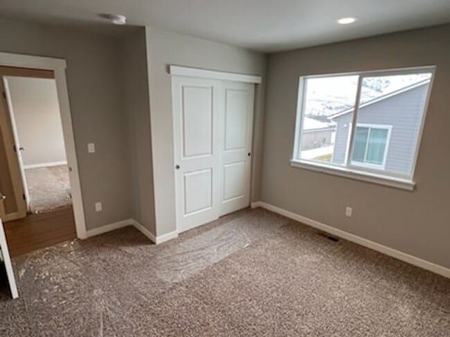 Building Photo - 1098 S New Oak Ln