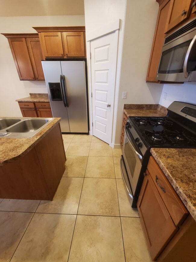 Building Photo - Huge 2 Bedroom Townhome for Rent at The District!