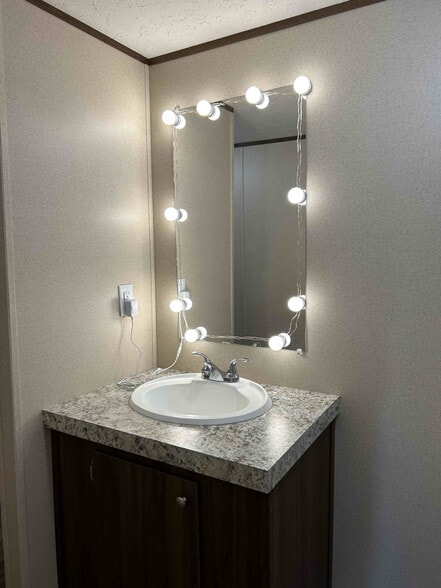 Building Photo - 2715 W McCrainie St